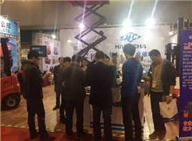 杭叉展臺(tái)前來問詢的新老客戶絡(luò)繹不絕