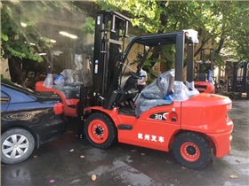3噸內(nèi)燃叉車(chē)X系列-實(shí)拍圖1