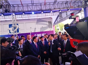 各領(lǐng)導親臨杭叉集團展示區(qū)