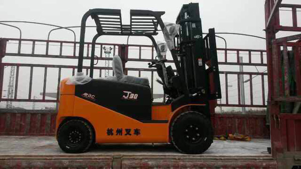 杭州叉車丨叉車應如何避免與貨架發(fā)生碰撞？