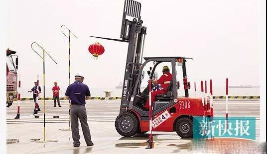 杭州叉車丨叉車掛燈籠，還真不是什么新鮮事！