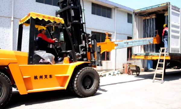 玻璃行業(yè)，杭州叉車串桿屬具卸貨實(shí)拍案例