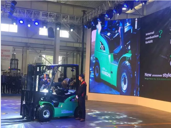 【喜訊】杭叉家族新成員來了！新能源叉車助力新制造業(yè)